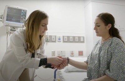 Кодирование Аквилонг в Ейске Врач держит пациентку за руку