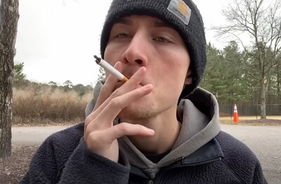 Лечение зависимости от табакокурения в Ейске Мужчина с сигаретой делает затяжку