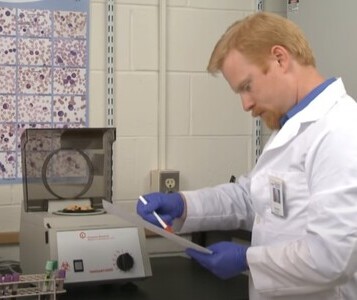 Клиника лечения наркозависимости в Ейске Врач в кабинете клиники