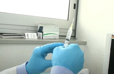 Проведение кодирования Вивитролом в Ейске Шприц с Вивитролом в руках у врача